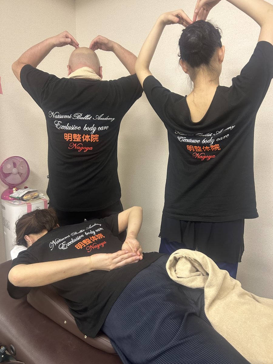 Natsumi Ballet Academy専属ボディケアパートナーとしてダンサーのケアを行う様子（公式ユニフォーム）